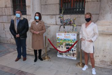 La escultura de un corzo realizada con basura recuperada por los turolenses en el Parque de Las Arcillas ya se puede ver en la puerta del Ayuntamiento