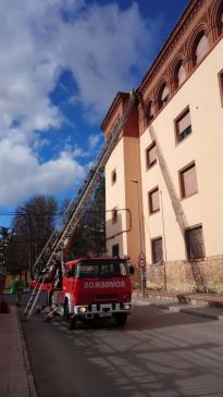 Los bomberos retiran tejas en el Instituto Vega del Turia de Teruel por riesgo de desprendimiento