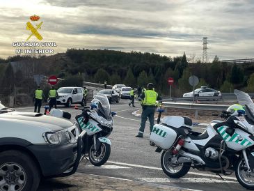 La Guardia Civil investiga al conductor de un transporte escolar por trabajar bajo la influencia de alcohol y drogas en Utrillas