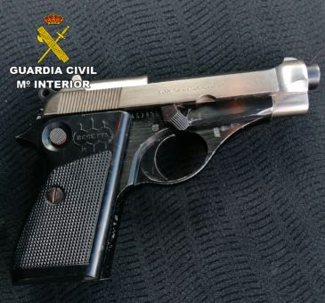 Dos detenidos por llevar una pistola no autorizada y un arma blanca simulada bajo la apariencia de una tarjeta bancaria