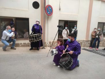 Los calandinos no reblan ante la covid y ‘rompen’ la Hora el Viernes Santo desde la puerta de casa