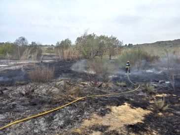 Los bomberos de la DPT actúan en pequeños incendios de rastrojos y cunetas