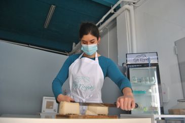 Cabras de Villafranca para hacer queso con la receta ancestral de Ojos Negros