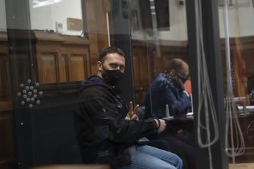 Los guardias que detuvieron a Feher dicen que estaba tumbado boca abajo, con la cabeza ladeada y tenía una pistola cargada debajo del cuello