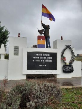 Espacio Municipalista de Teruel iza la bandera republicana en los Pozos de Caudé