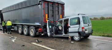 Dos heridos graves tras el choque de una furgoneta contra un camión en la N234 en el Polígono de la capital