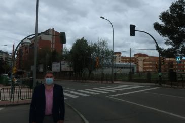 El Ayuntamiento de Teruel invierte 17.000 euros en el semáforo de la Avenida de Sagunto junto al colegio La Salle