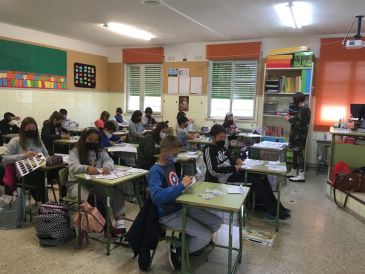 Alumnos de Las Viñas se acercan a la programación de la mano de tecnólogas