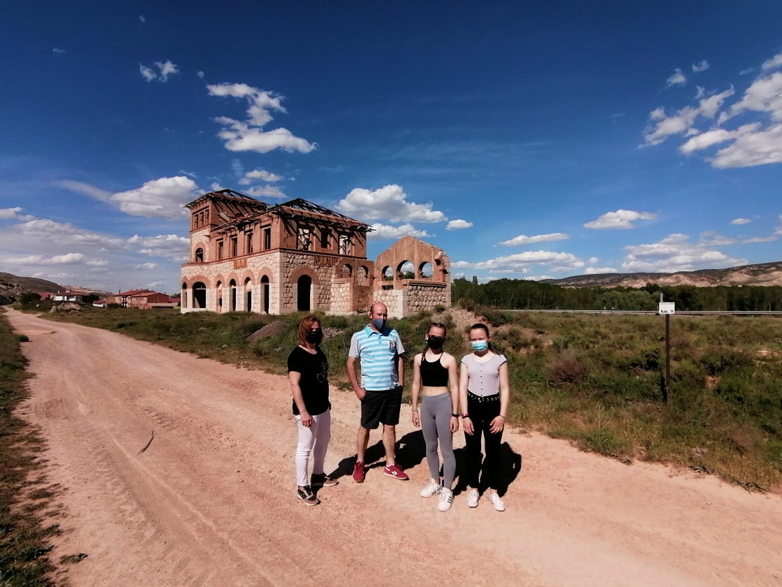 Un ganadero de Villalba Baja se queda con los edificios de la estación de tren