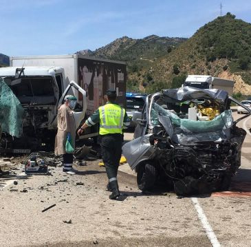 Una fallecida y un herido grave en una colisión entre un camión y una furgoneta en Más de las Matas