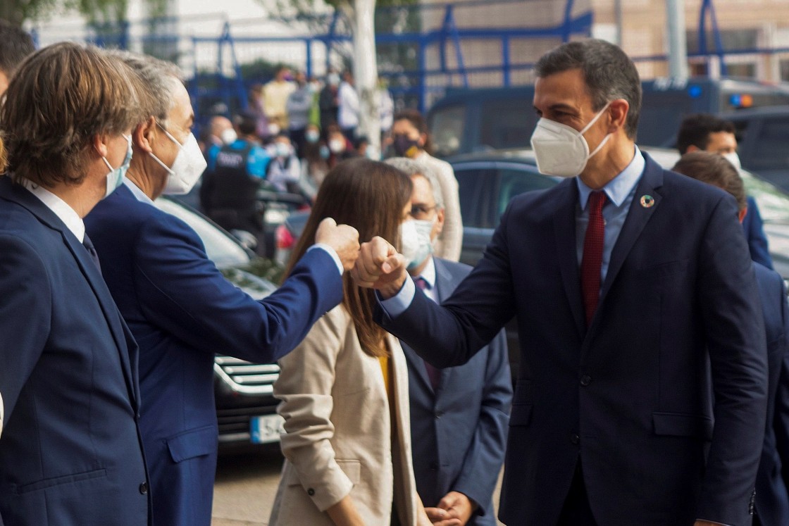 Pedro Sánchez ofrece una alianza contra la despoblación entre la críticas de Pablo Casado