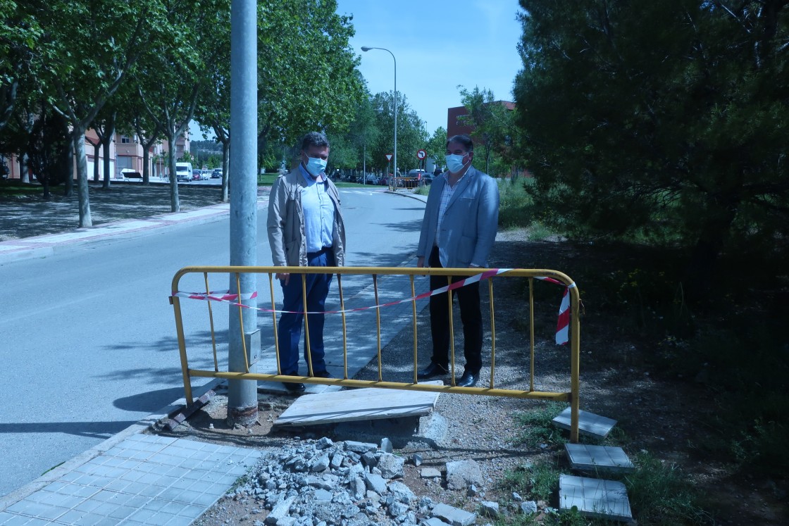 El Ayuntamiento de Teruel traslada las farolas de la calle Enebros para facilitar el paso de los viandantes