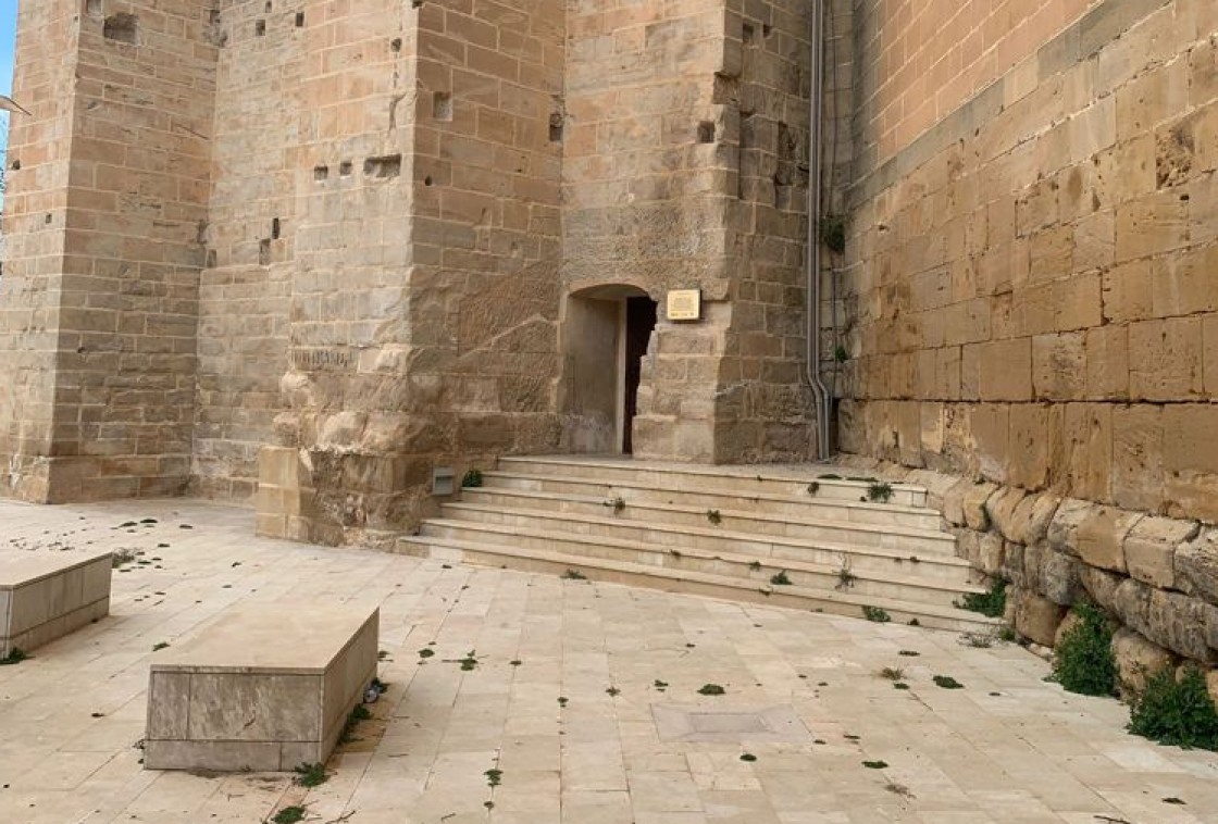 Retiran la placa de la inauguración de Ábalos de la torre gótica de Alcañiz