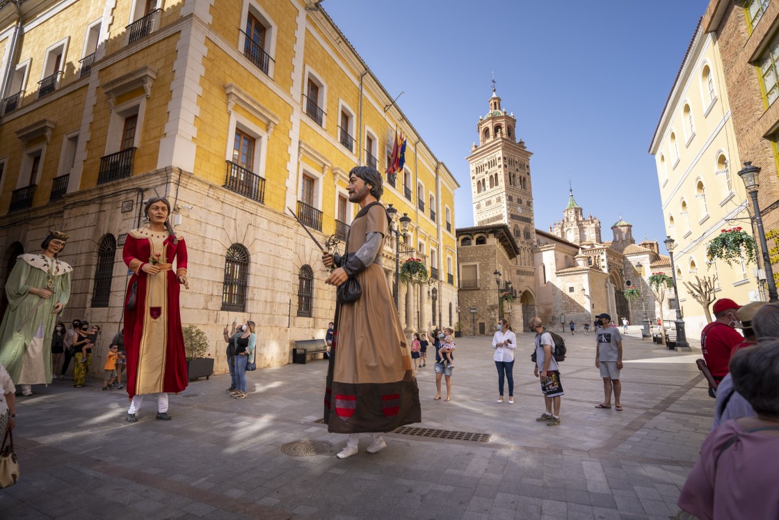 Los gigantes vuelven a las calles de Teruel para el disfrute de niños y mayores