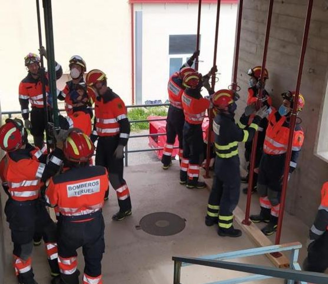 Los bomberos de la DPT actualizan su formación en apuntalamientos de edificios