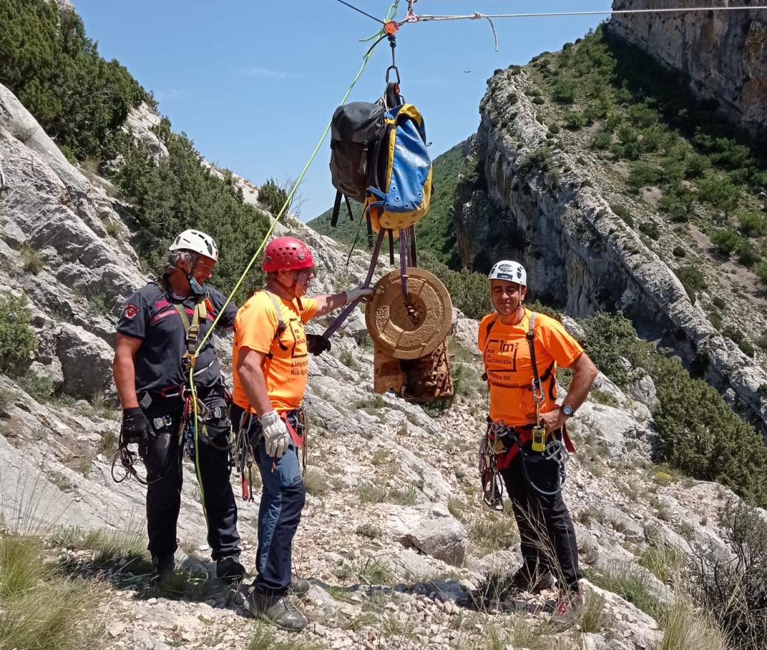 Finaliza la retirada de un camión que en 1966 se precipitó al río Aguas Vivas