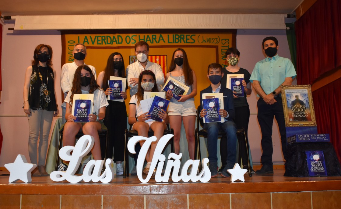 Javier Sierra entrega los premios que llevan su nombre del colegio Las Viñas