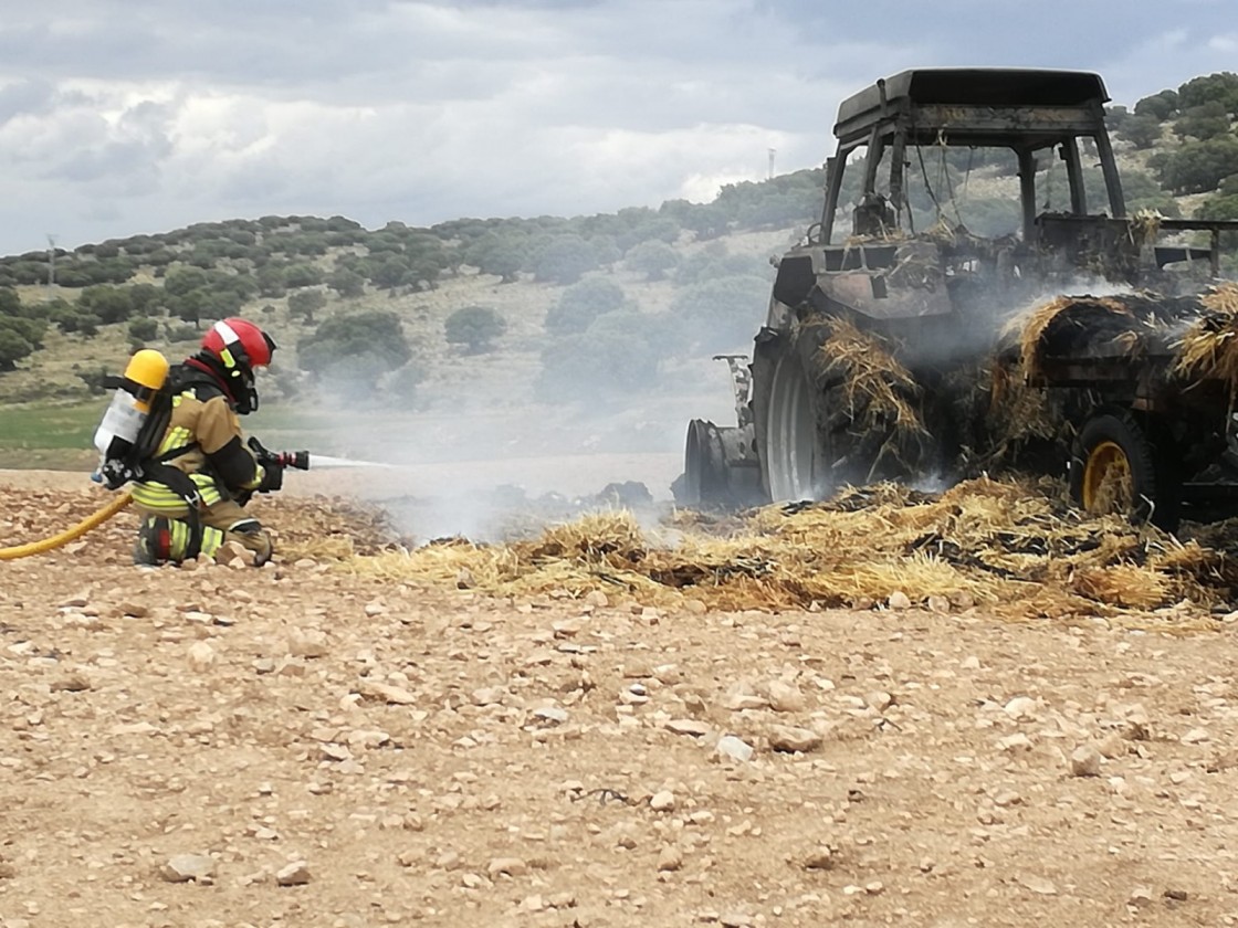 Los bomberos apagan el fuego que prendía en un tractor y su remolque en Bueña