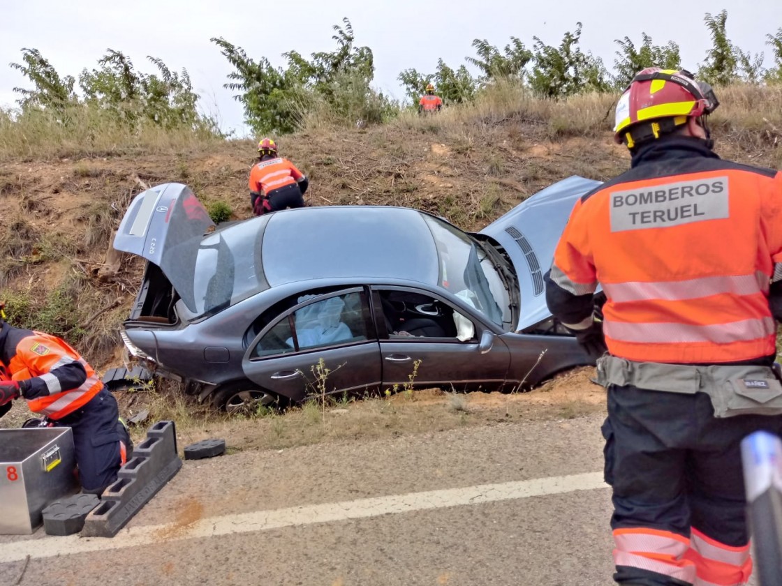 Accidente en la A 226, en el término municipal de Calanda, al salirse un coche de la vía