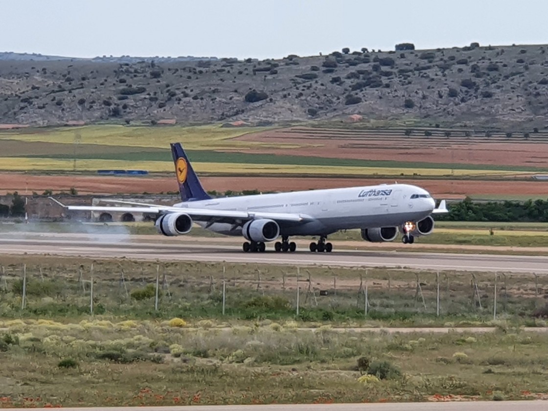 Lufthansa oferta 12 de sus 17 A340-600 estacionados en el Aeropuerto de Teruel