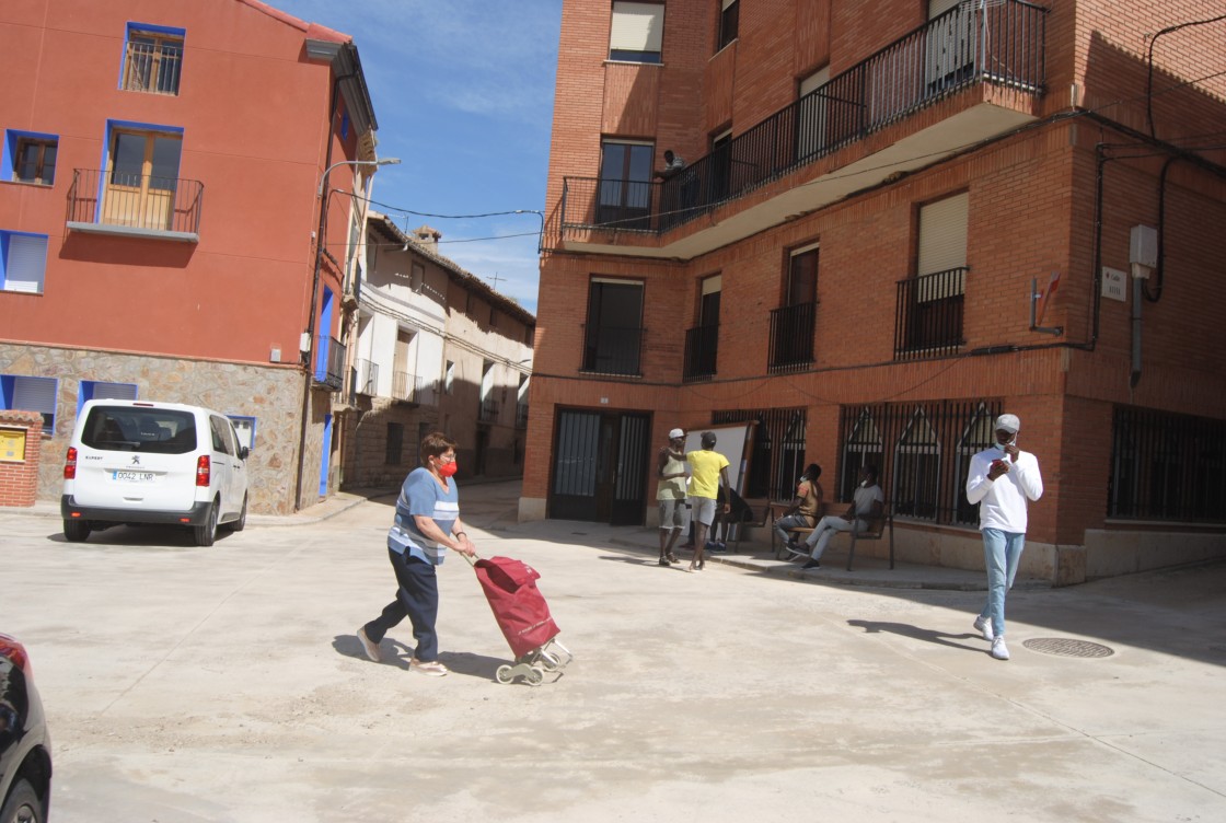 Unos 40 jóvenes de Senegal permanecen acogidos en Burbáguena a la espera de una oportunidad