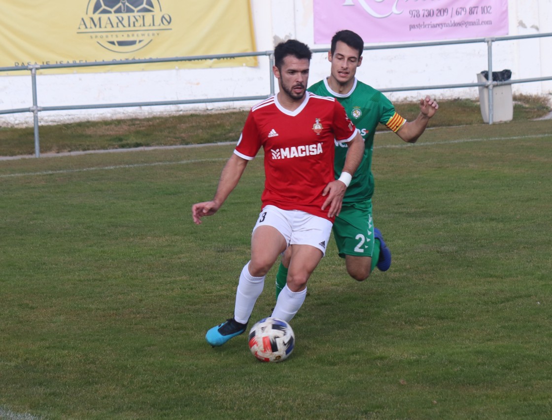 Dela cumplirá su segunda temporada en las filas del CF Calamocha