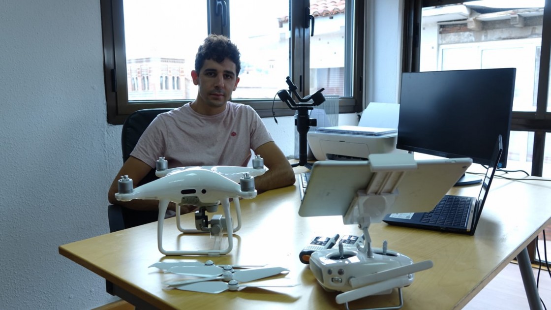 Guille Vicente, autor de la portada de la Revista de Turismo de Diario de Teruel: 