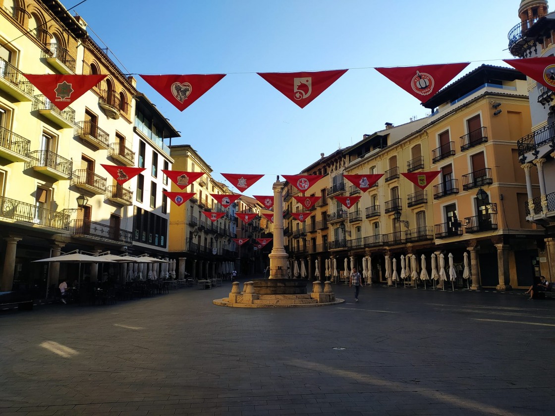 La plaza del Torico de Teruel se tiñe de rojo con pañuelos de las peñas días antes de la No Vaquilla