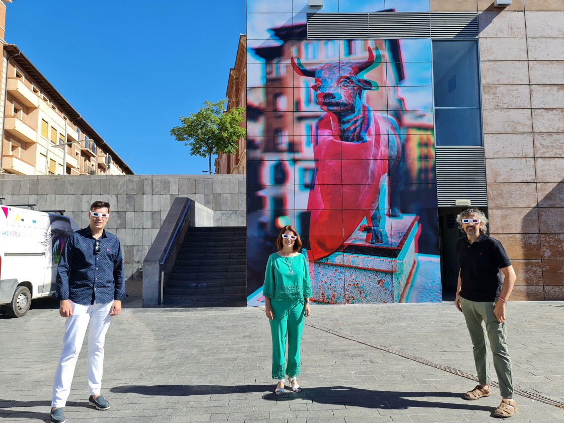 Una imagen gigante del Torico en 3D preside la Glorieta de Teruel este mes de julio