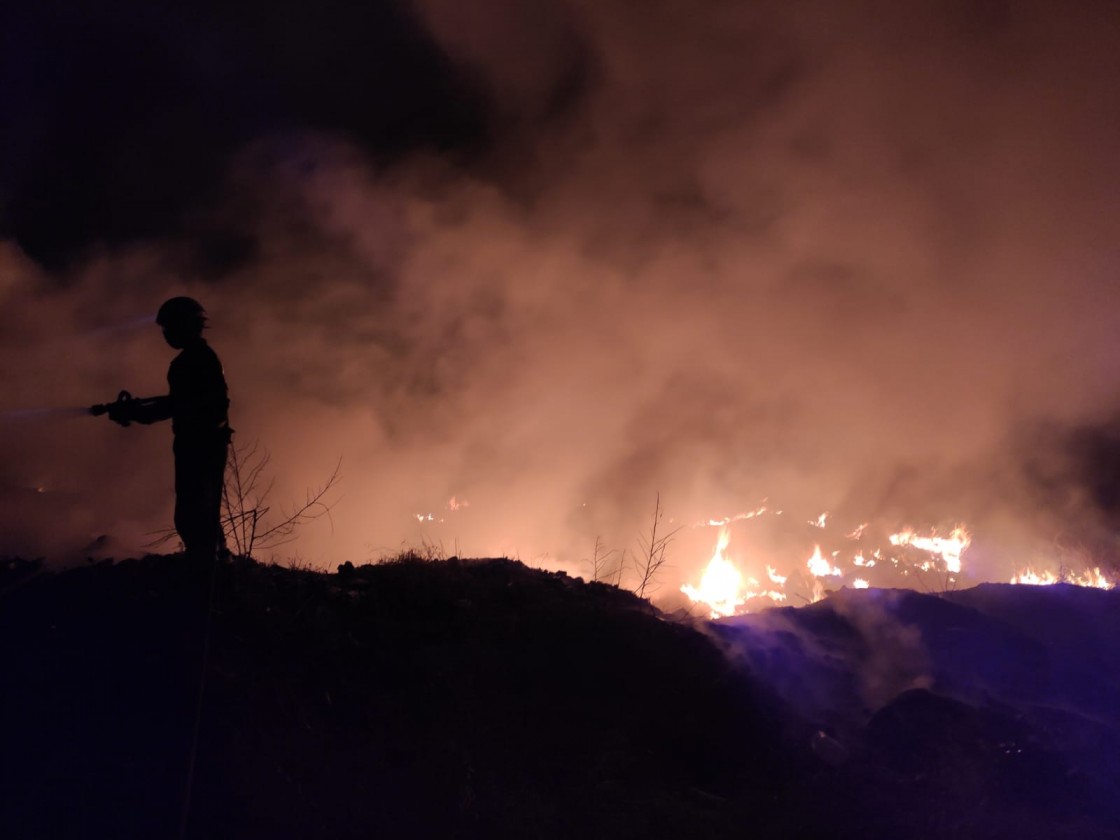 Los bomberos de la DPT extinguen un incendio en una escombrera del polígono Cuevas de San José de Calanda