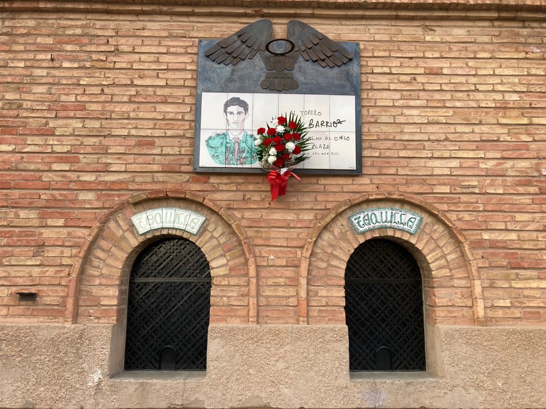 Un ramo de flores recuerda el quinto aniversario de la muerte del torero Víctor Barrio en la plaza de toros de Teruel