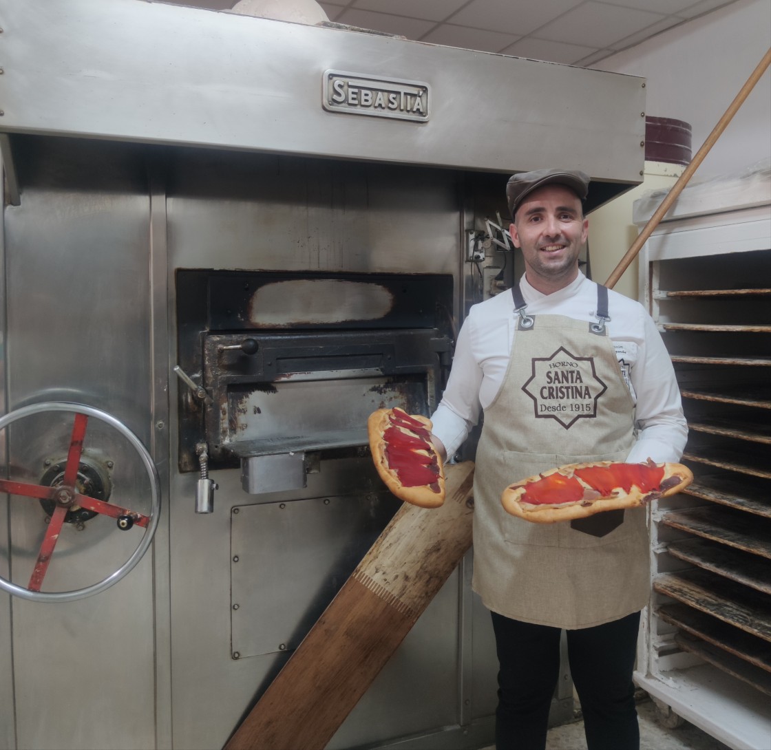 Javier Garzarán, encargado del Horno Santa Cristina de Teruel: “No hay Vaquilla sin regañao. Estoy orgulloso  de que tenga su origen aquí”