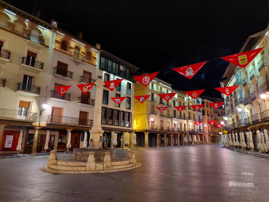 Una puesta simbólica del pañuelo por la peña El Agüelo para recordar que este año tampoco se celebra la Vaquilla