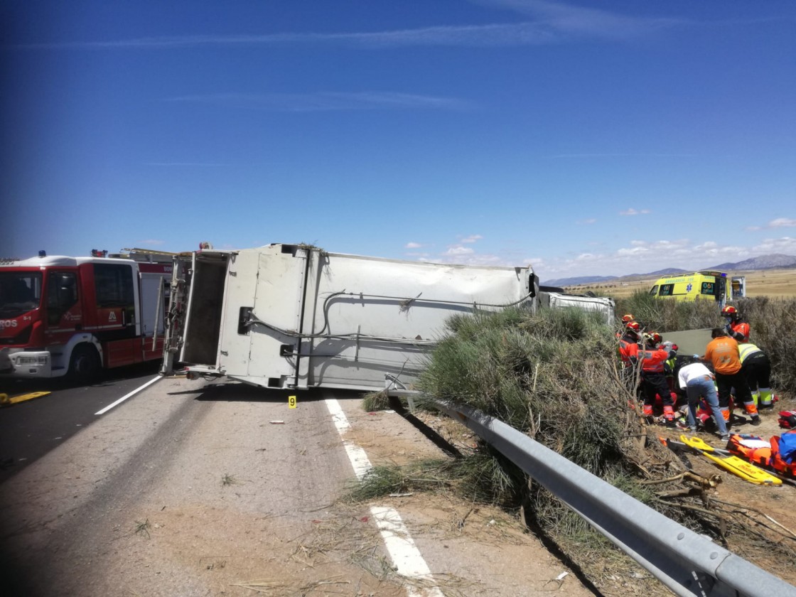 Un muerto al volcar un tractor en Muniesa y un herido grave en un accidente en la A-23 en Cella