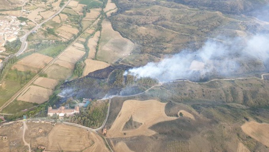 Controlado el incendio forestal junto a la residencia de Burbáguena