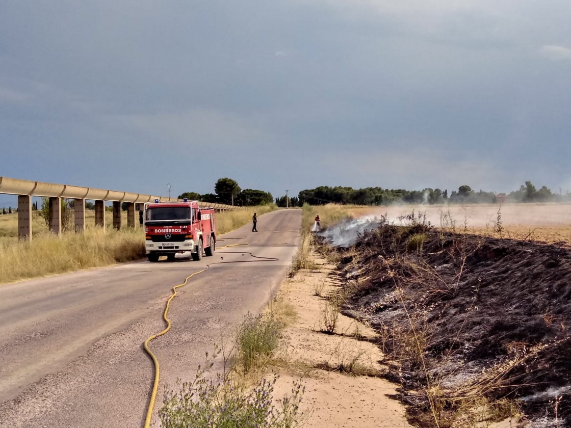 Los bomberos de la Diputación de Teruel sofocan dos incendios en Perales del Alfambra y Alcañiz