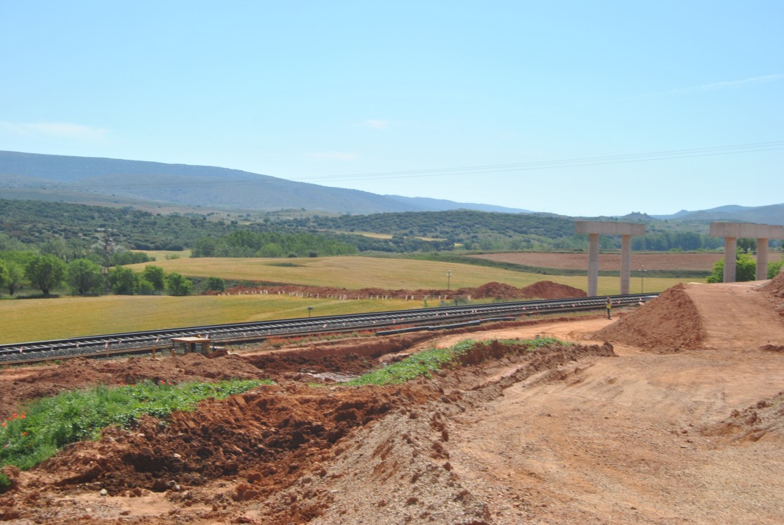 Adif construye un nuevo paso superior en Ferreruela con las obras del apartadero