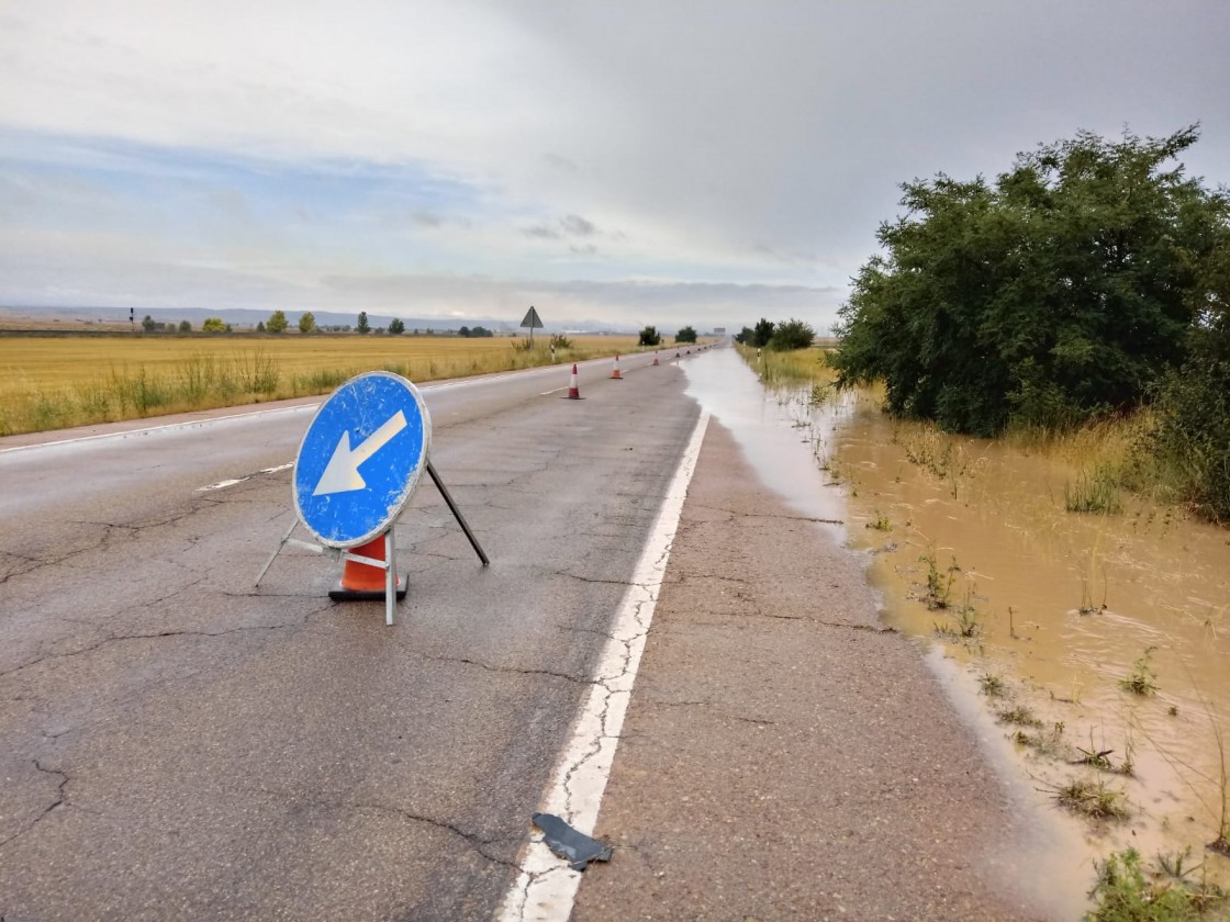 Las fuertes lluvias causan desprendimientos y cortes de carreteras mientras la alerta por tormenta permanece en amplias zonas de Teruel