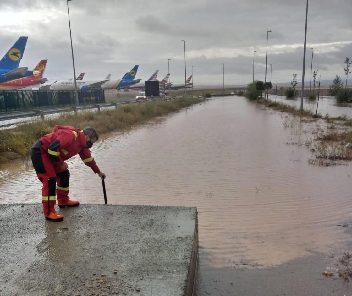 La carretera de acceso al Aeropuerto de Teruel, anegada por las fuertes lluvias de la pasada noche