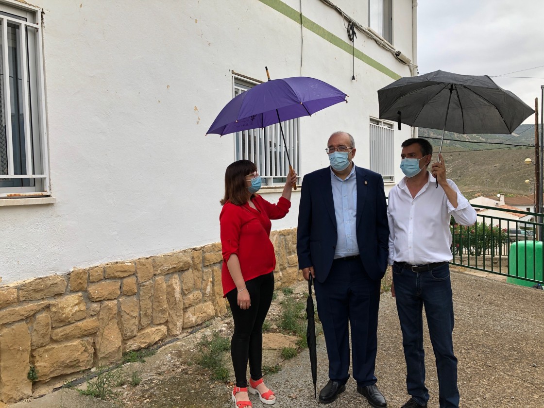 Ariño transformará el consultorio médico en la sede de las Amas de Casa y renovará los depósitos de agua con cargo al POS