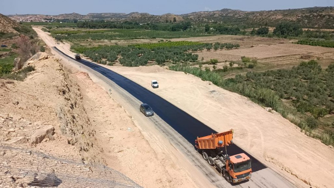 Comienzan las labores de imprimación del firme de la carretera A-1412 de Mazaleón a Maella