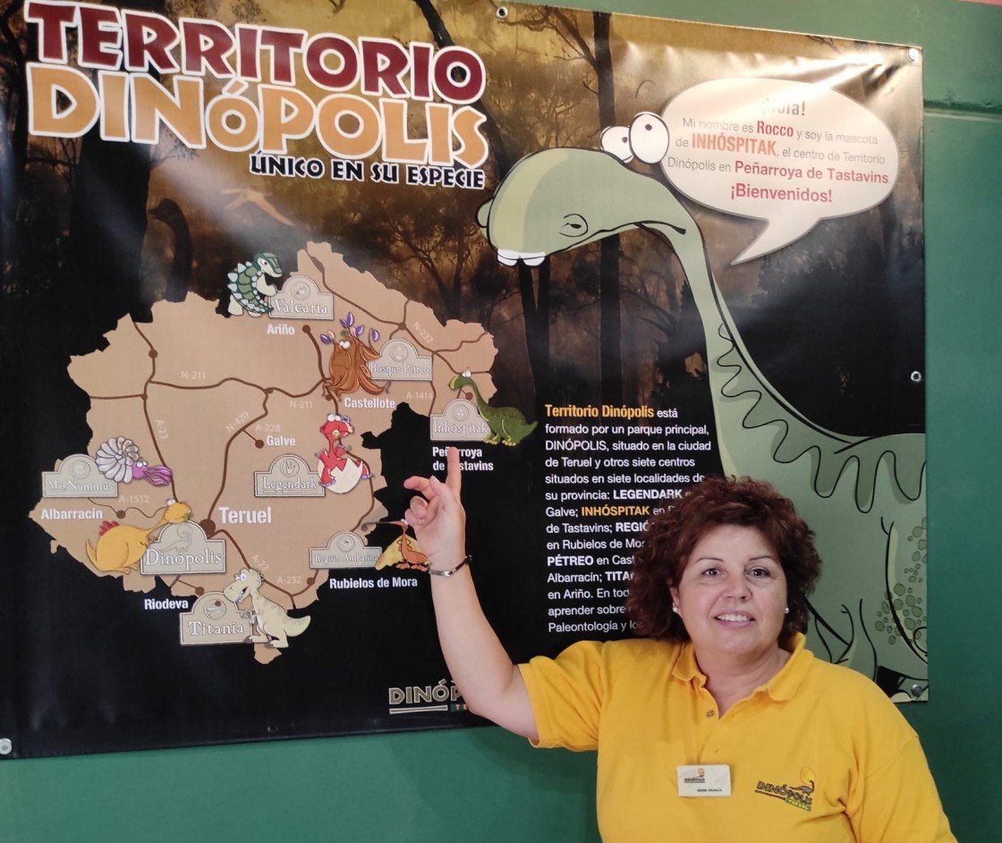 Irene Granja, la guía más veterana de las sedes de Territorio Dinópolis: de no saber nada de dinosaurios a hacerse un particular ‘máster’  en estos gigantes