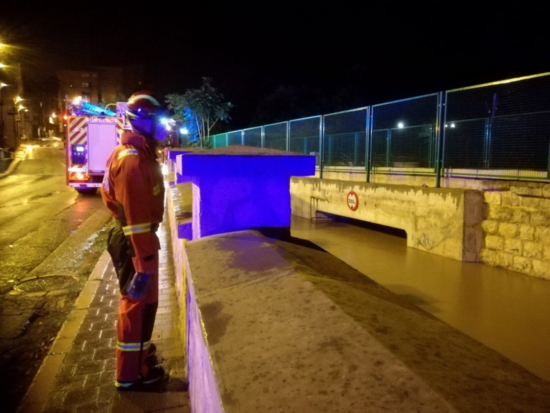 La inundación del camino de las piscinas por la crecida del río obliga a evacuar a usuarios de La Moratilla y el Club de Tenis de Teruel