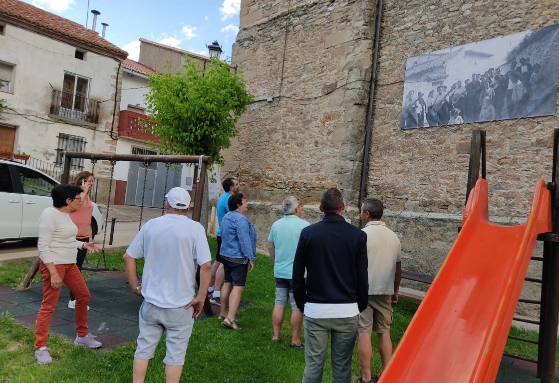 Monteagudo crea un museo etnográfico en sus calles a partir de fotos antiguas