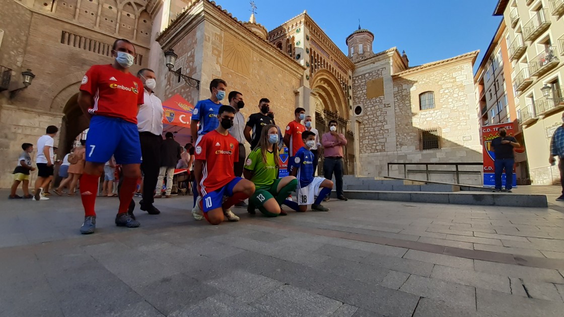 El rojo, protagonista indiscutible de la nueva camiseta del CD Teruel