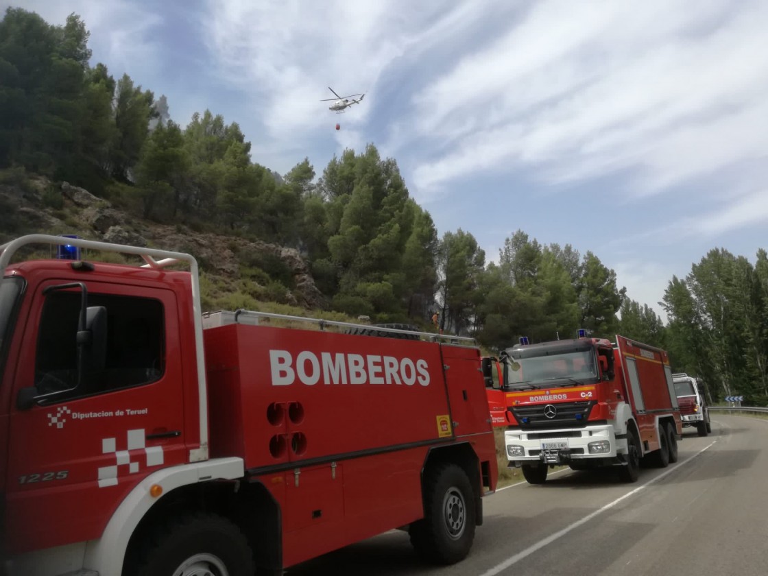 Un incendio entre Villel y Libros obliga a cortar la carretera durante la labores de extinción