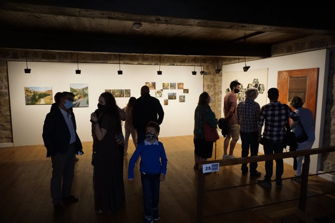 Dos visiones pictóricas para un mismo paisaje en Albarracín: las becarias del Curso de Paisaje exponen su obra en la Torre Blanca