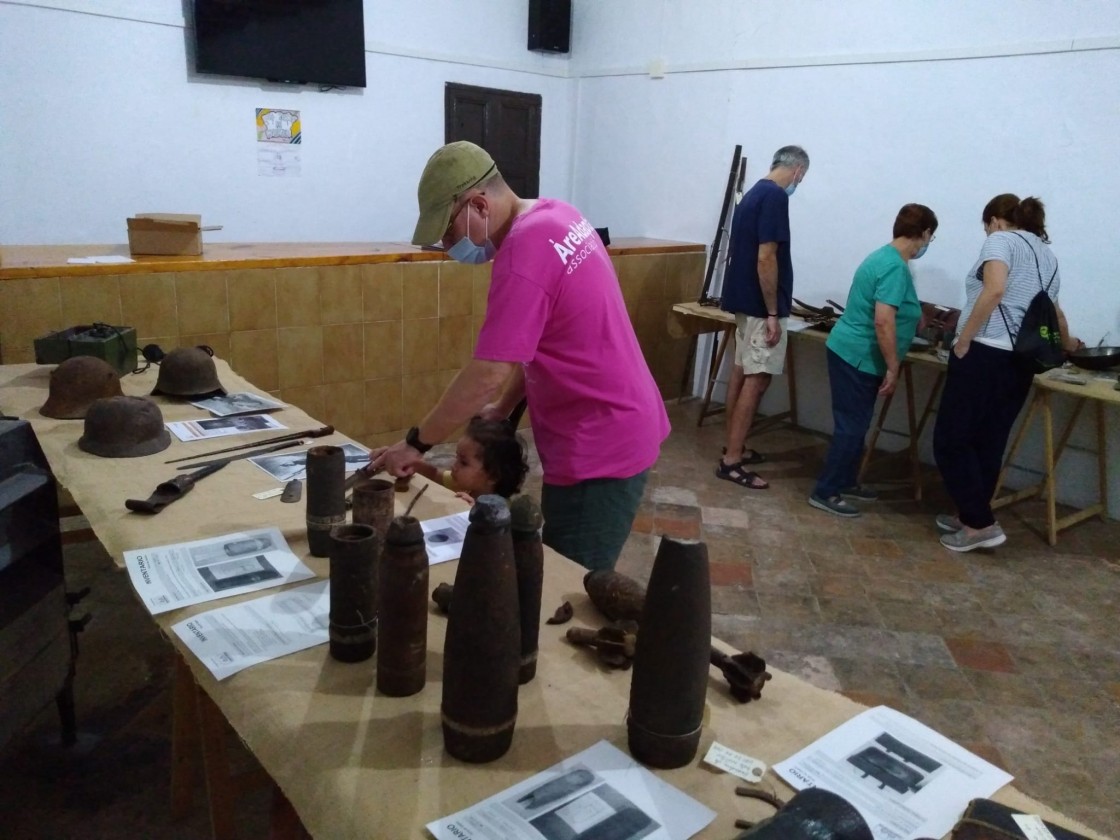 Dos Torres abre una exposición con 300 objetos de la guerra