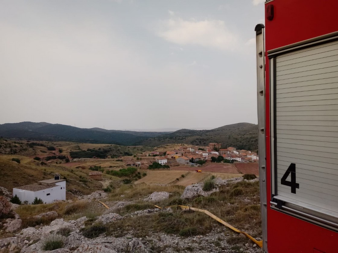 Bomberos de la DPT evacúan el cuerpo de un fallecido en un barranco de Orrios