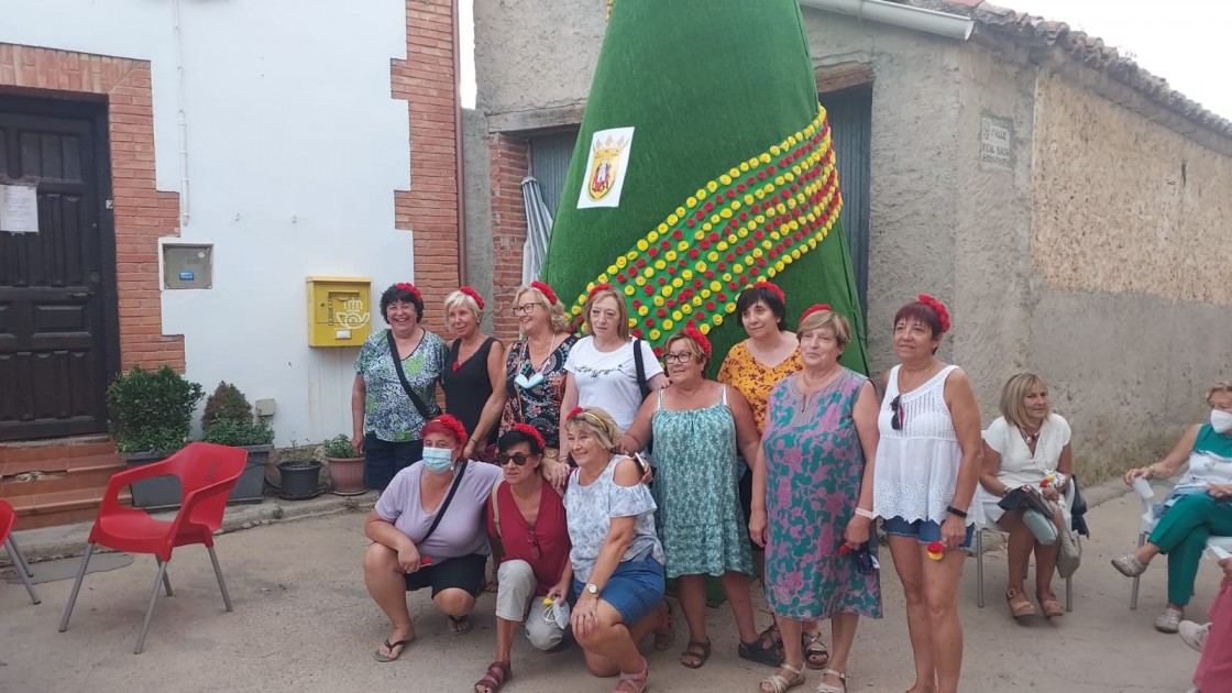 Torre los Negros decora la plaza con la bandera de Aragón